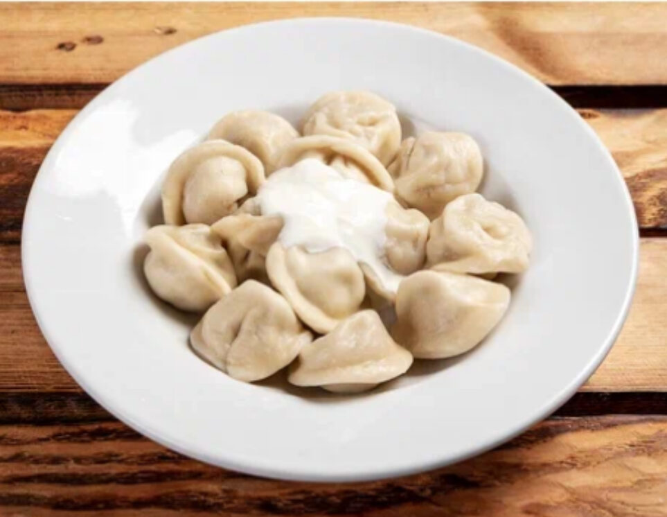Gekochte Pelmeni mit Schmand