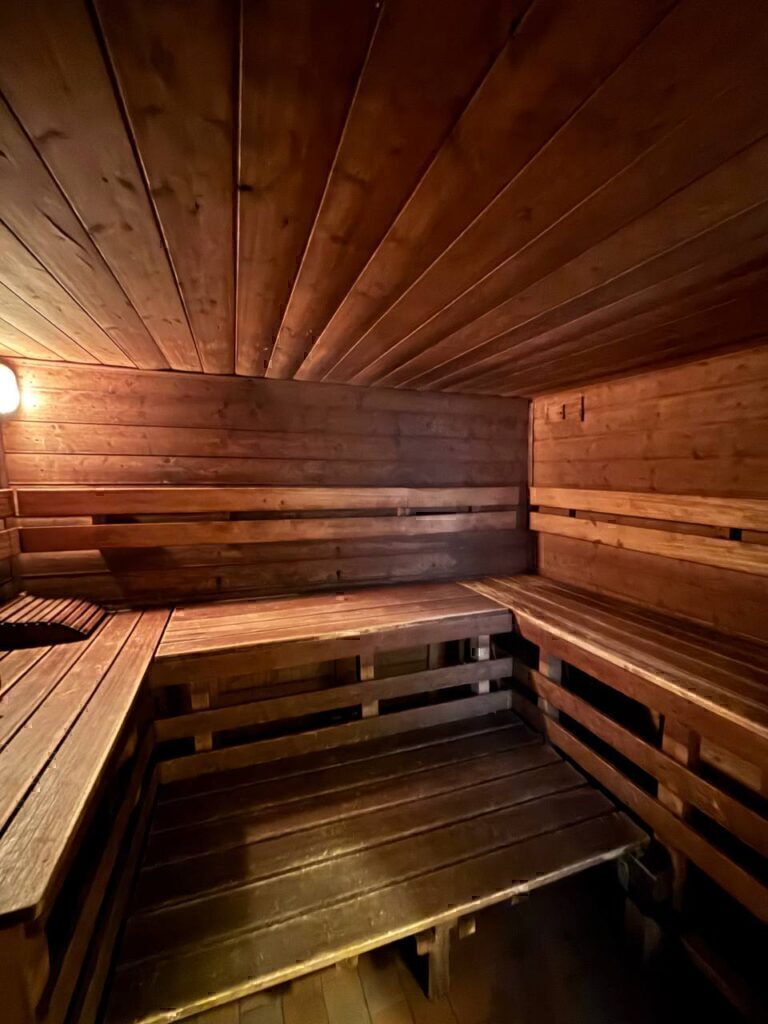 Holzsauna mit Bänken und warmem Licht